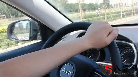 梦见自己开车