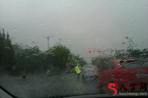 梦见大风大雨吹倒墙壁